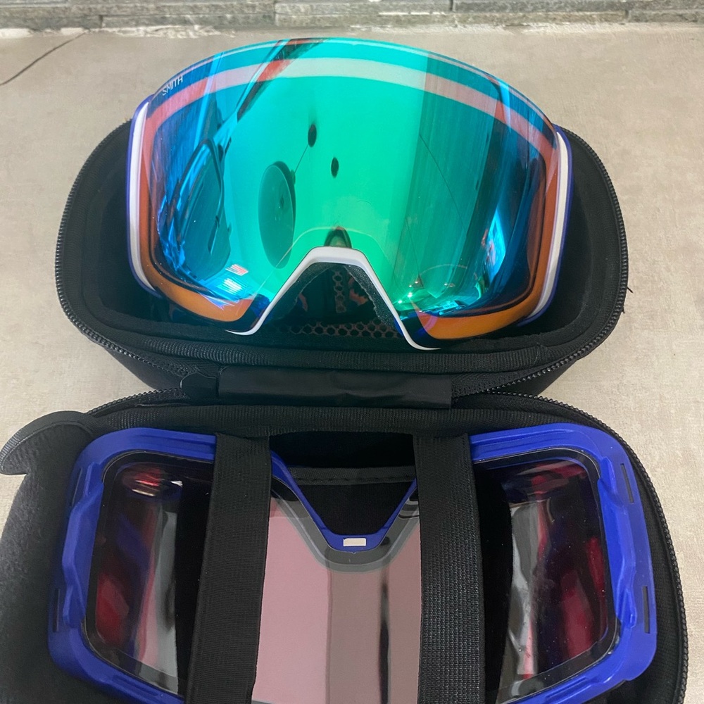 Sleek VR Headset with Interchangeable Lenses - Green and Blue